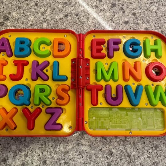 Playskool Sesame Street Elmo’s On the Go Letters Alphabet Travel Fun Case - Picture 8 of 9
